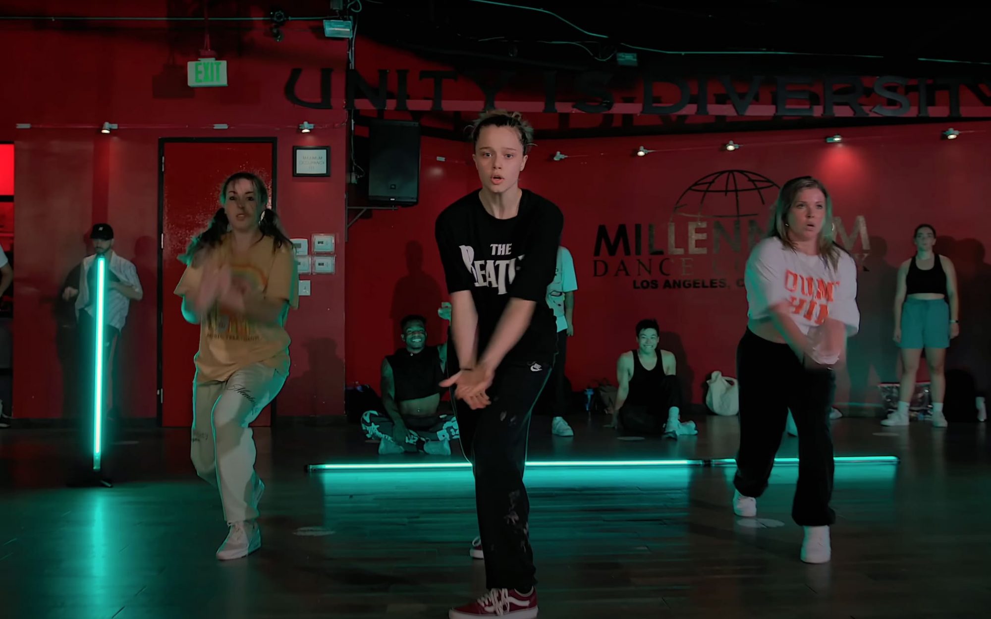 Angelina Jolie's '90s Style, Shiloh Jolie-Pitt Re-Creates Mom Angelina's  Casual '90s Style in New Dance Video