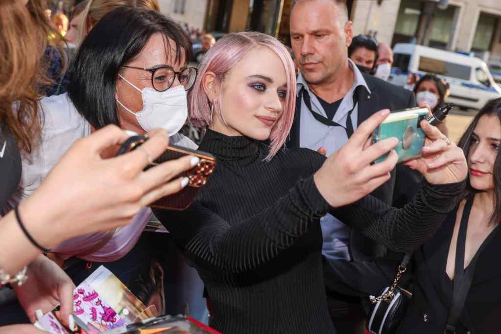 Joey King pink bob haircut