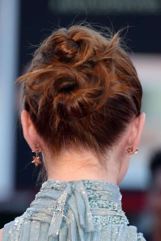 Emma Stone messy chignon