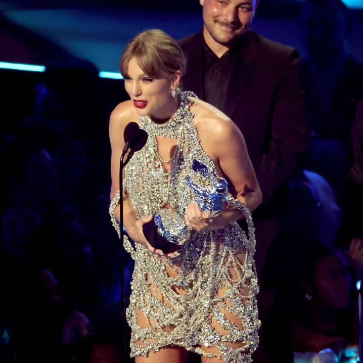 Judge the Jewels: Taylor Swift Is All Sparkles in Crystal and Diamonds at  the 2022 VMAs