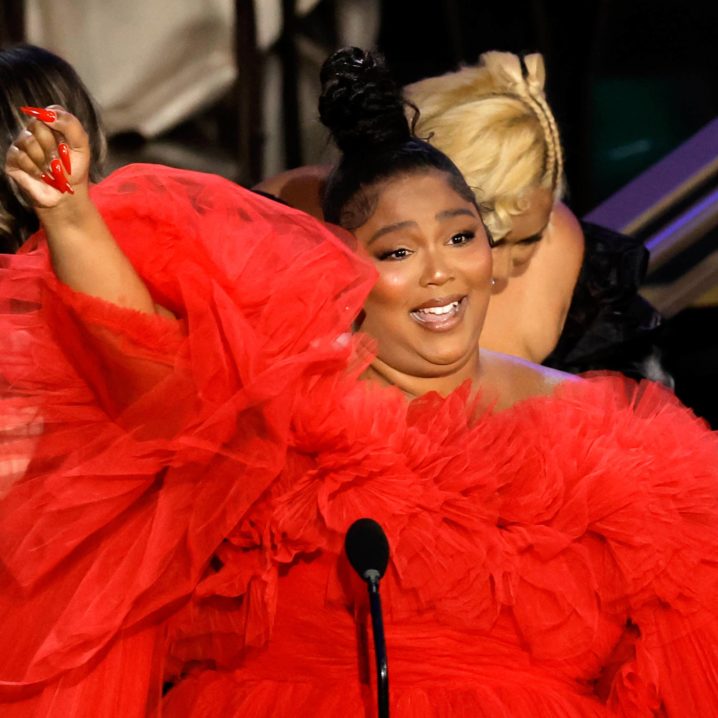 Lizzo Twerks in Her Ruffled Emmys Gown With Help From Kenan Thompson ...