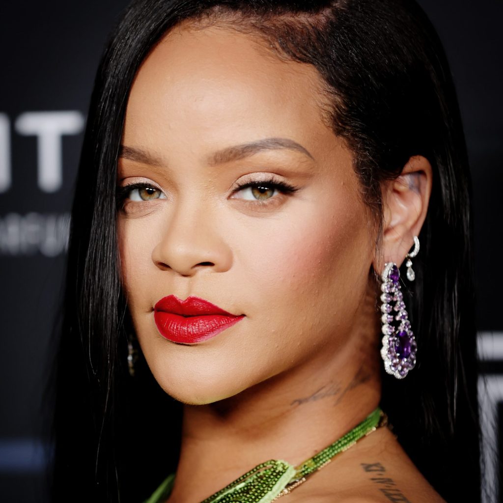 Rihanna’s ‘90s Supermodel Lip: See Photos