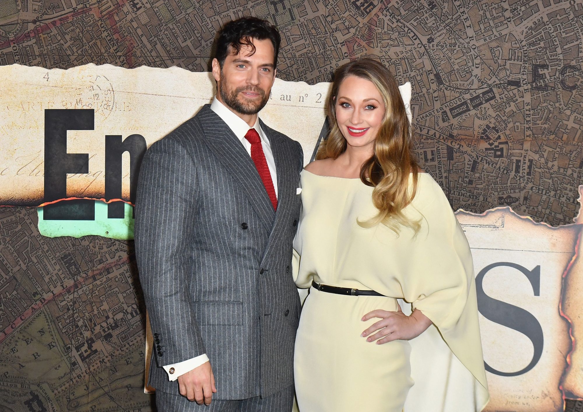 Henry Cavill vai pela primeira vez a um red carpet acompanhado da namorada,  a produtora Natalia Viscuso - Estrelando