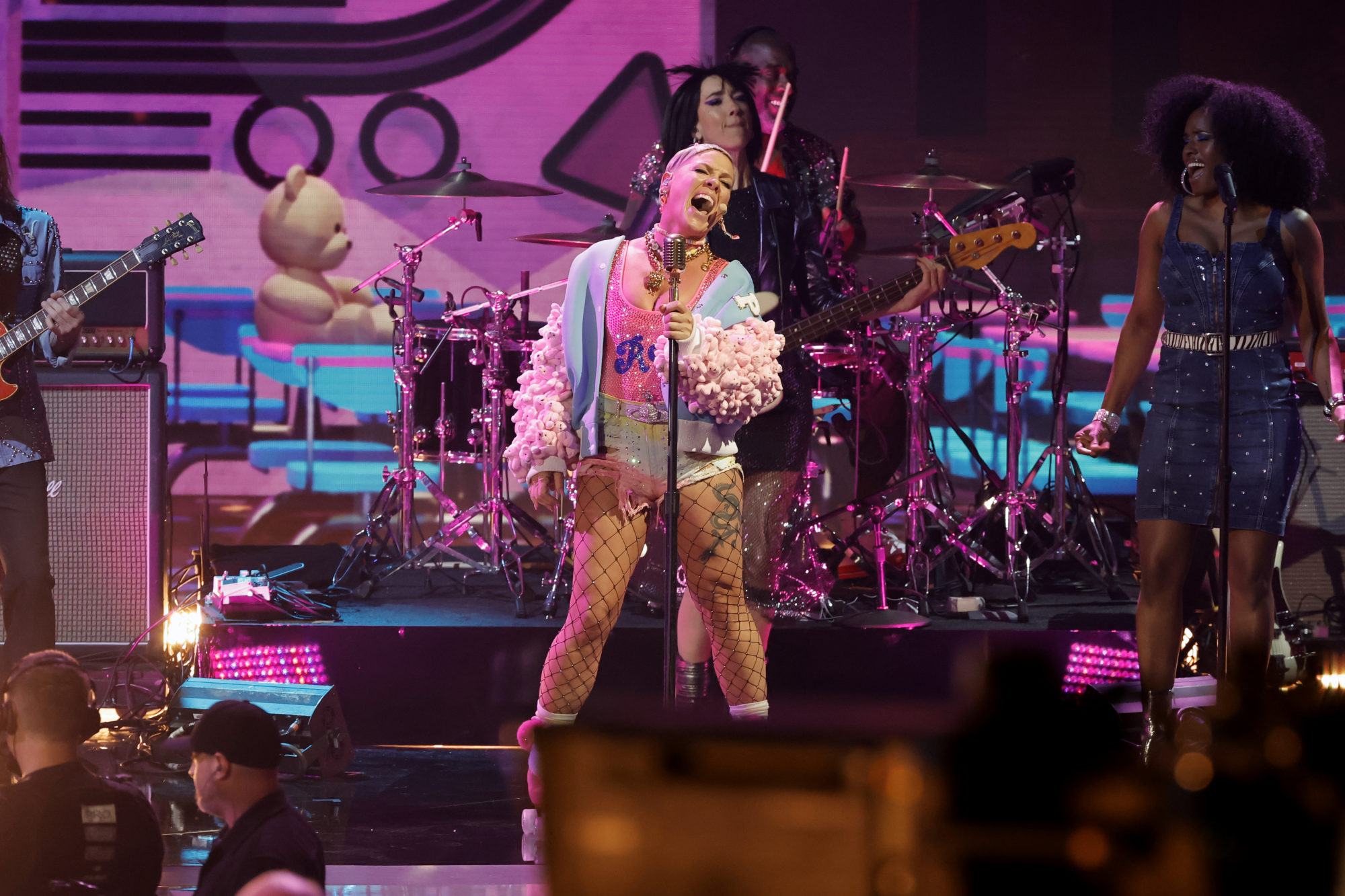 Pink Performs at AMAs 2022 in Roller Skates, Hot Pants