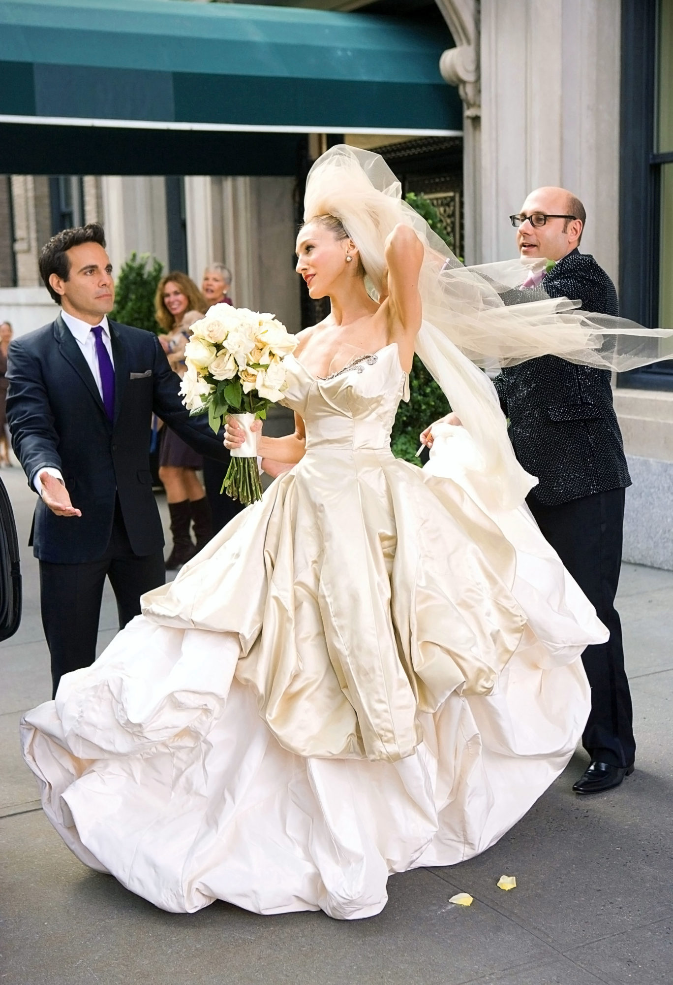 Carrie Bradshaw s Wedding Dress and Bird Headpiece Are Back For