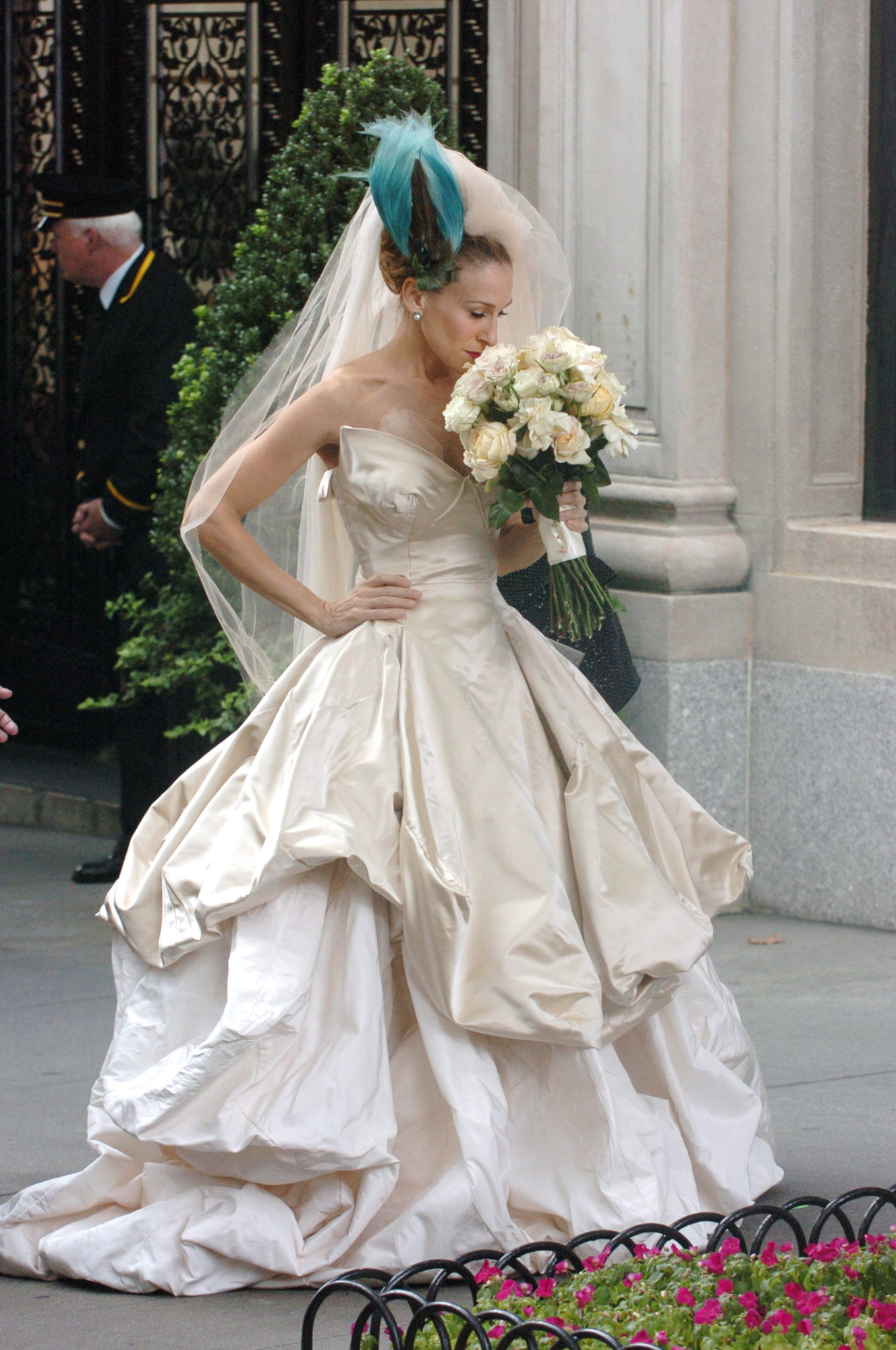 Carrie Bradshaw s Wedding Dress and Bird Headpiece Are Back For