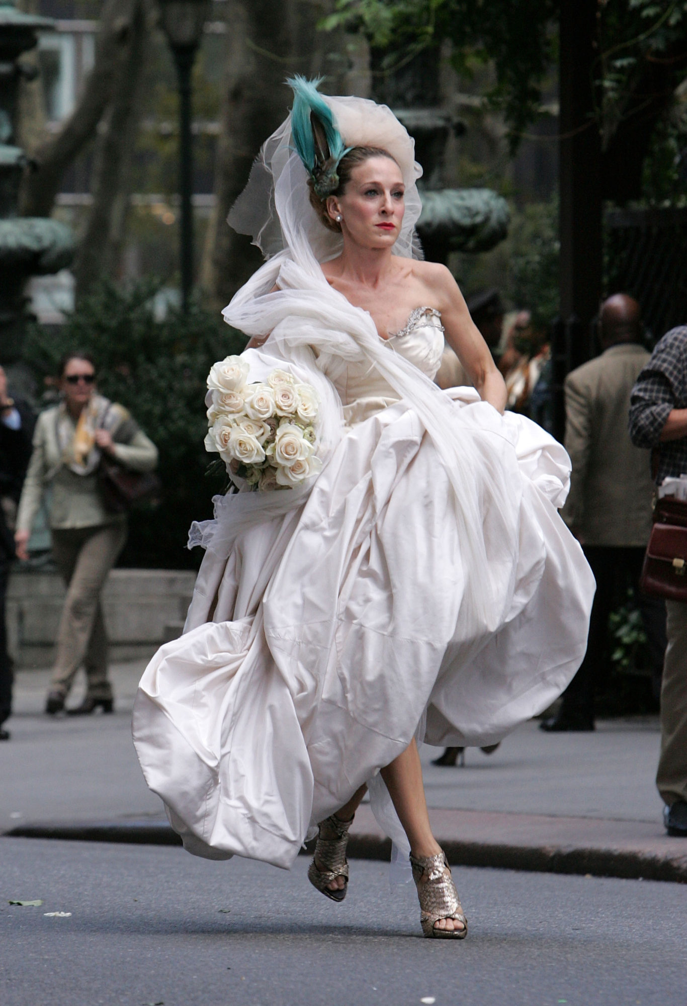 Carrie Bradshaw s Wedding Dress and Bird Headpiece Are Back For